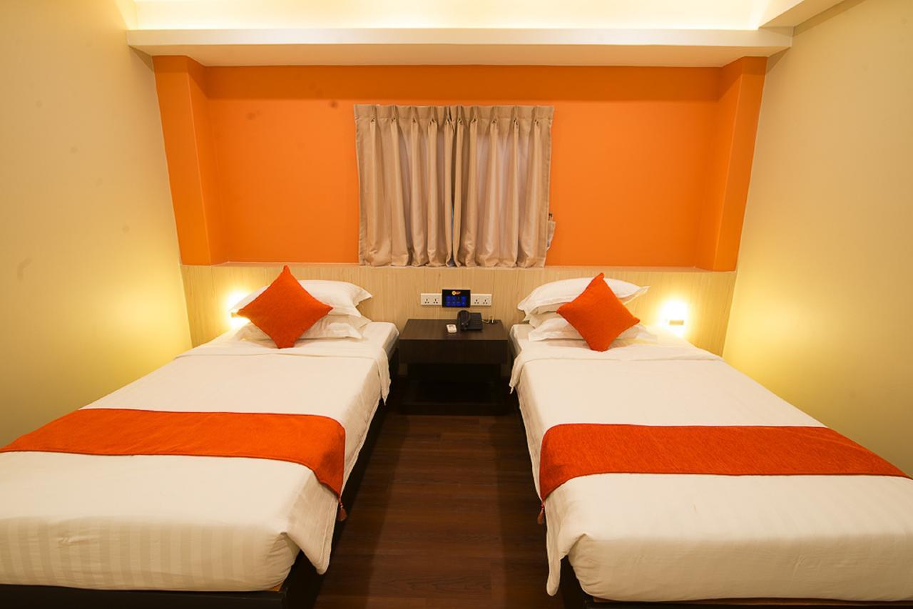 Eastern Hotel Янгон Екстериор снимка