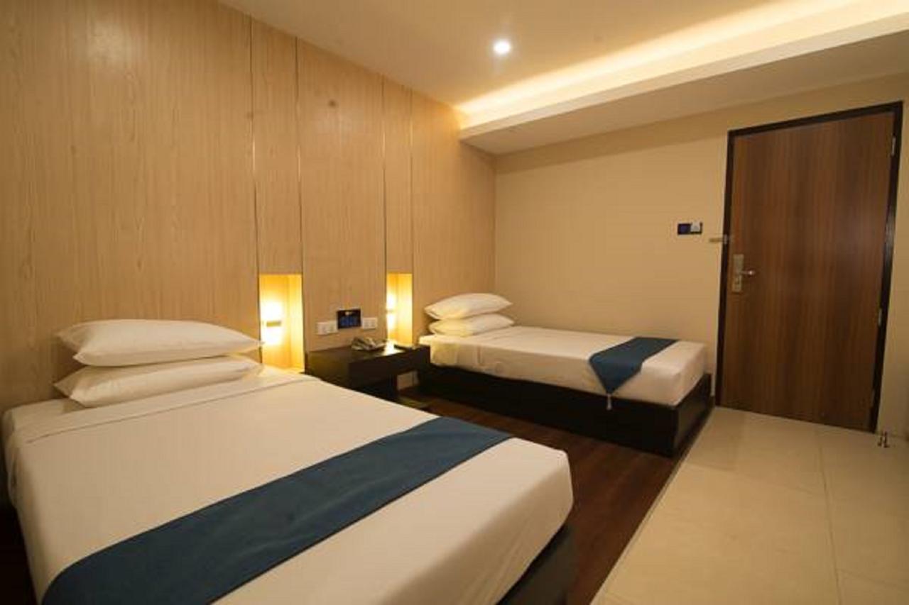 Eastern Hotel Янгон Екстериор снимка