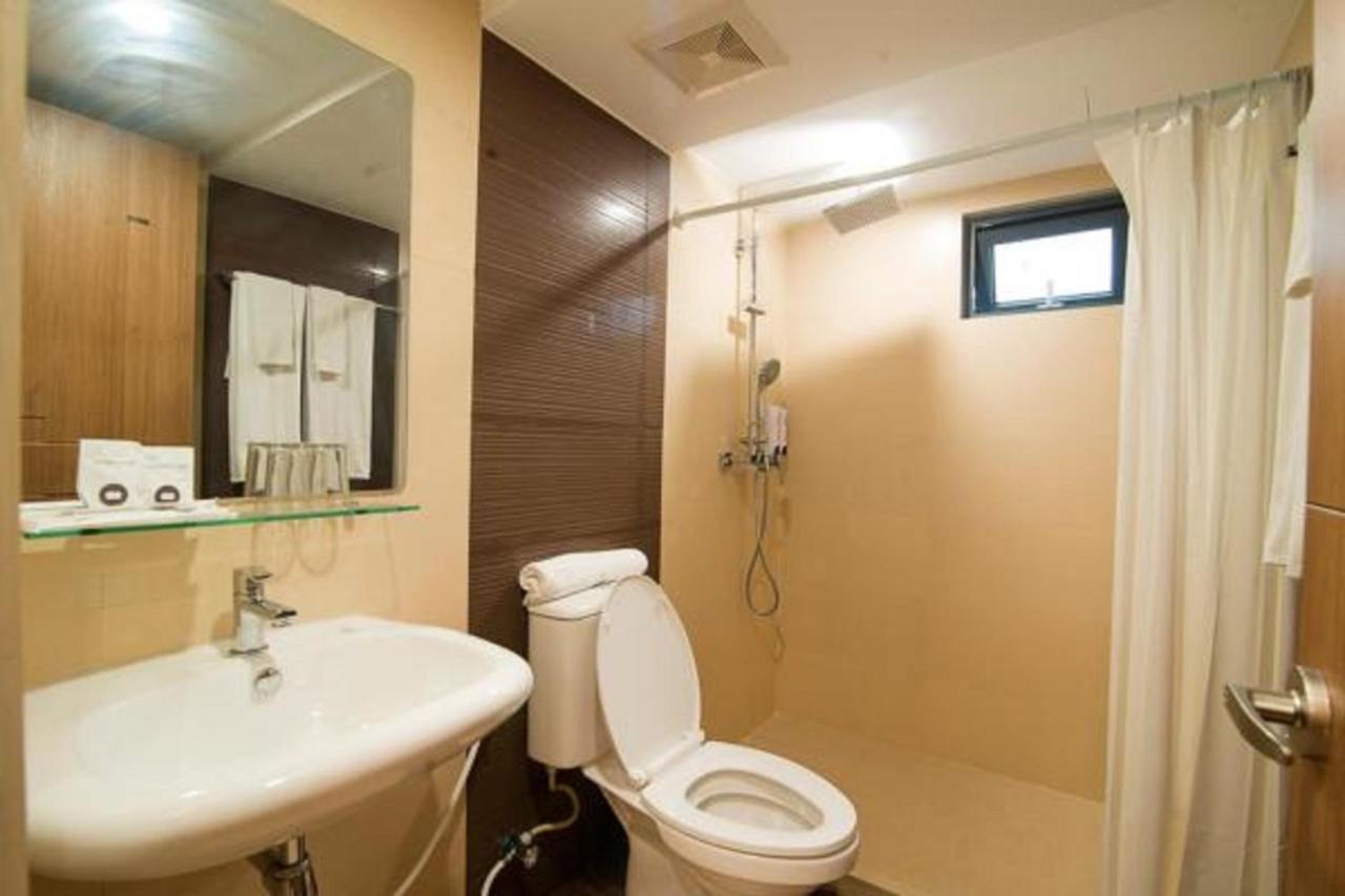 Eastern Hotel Янгон Екстериор снимка